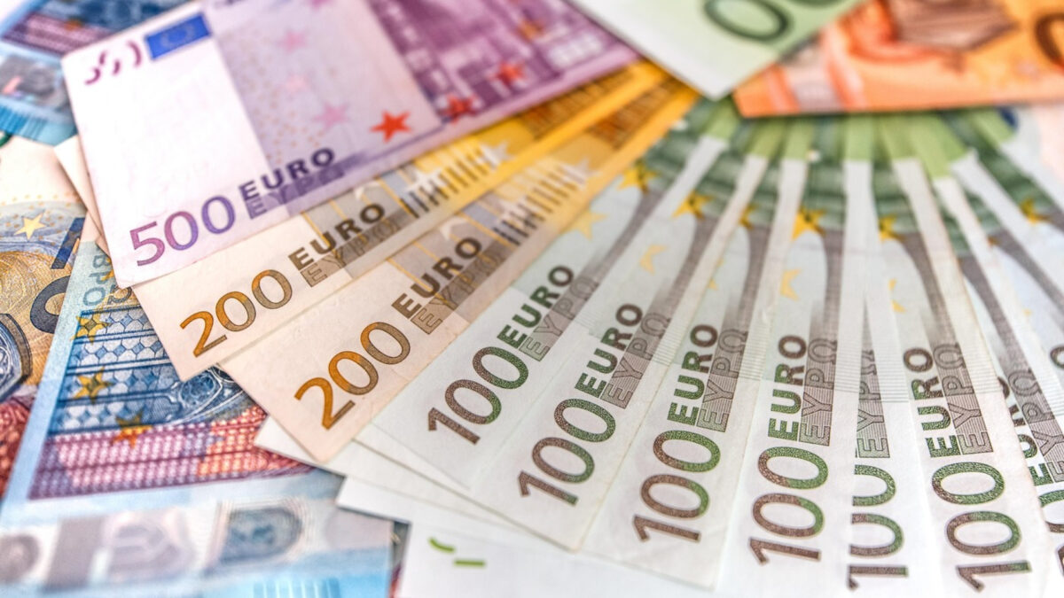 Criză pe piața valutară! Urmează creșteri de prețuri la alimente și facturi