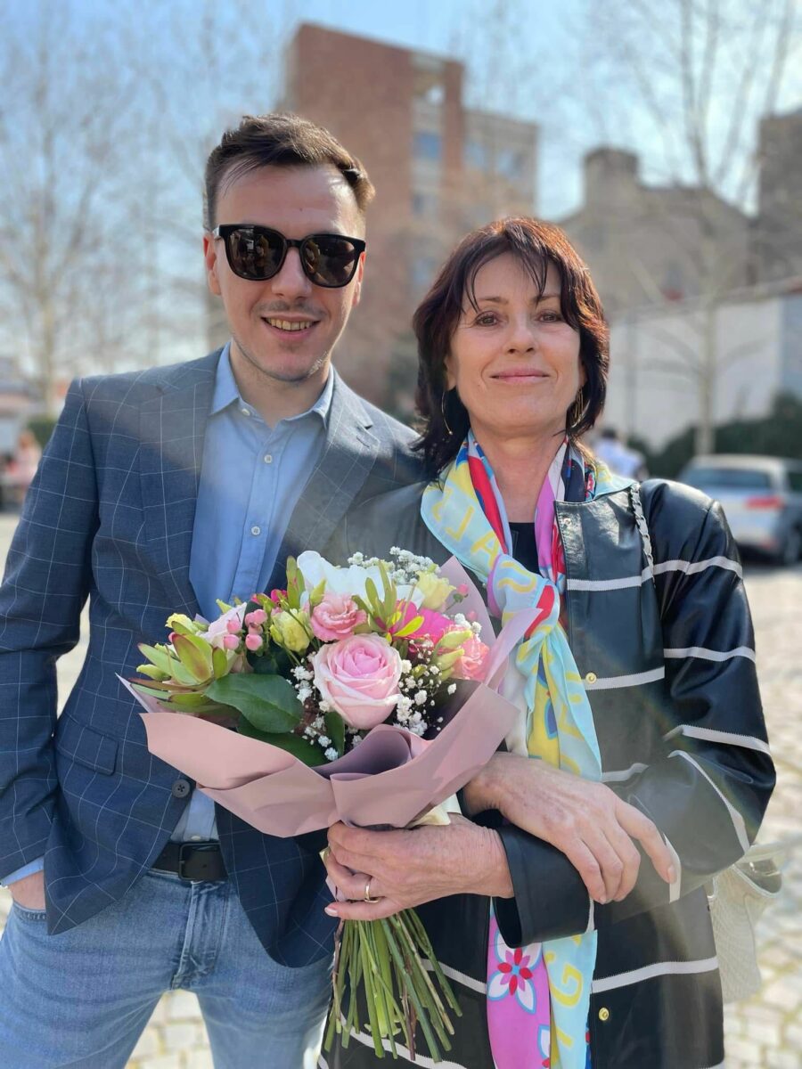 Adriana Tusoda și fiul ei. Sursă foto: Facebook Adriana-Astro