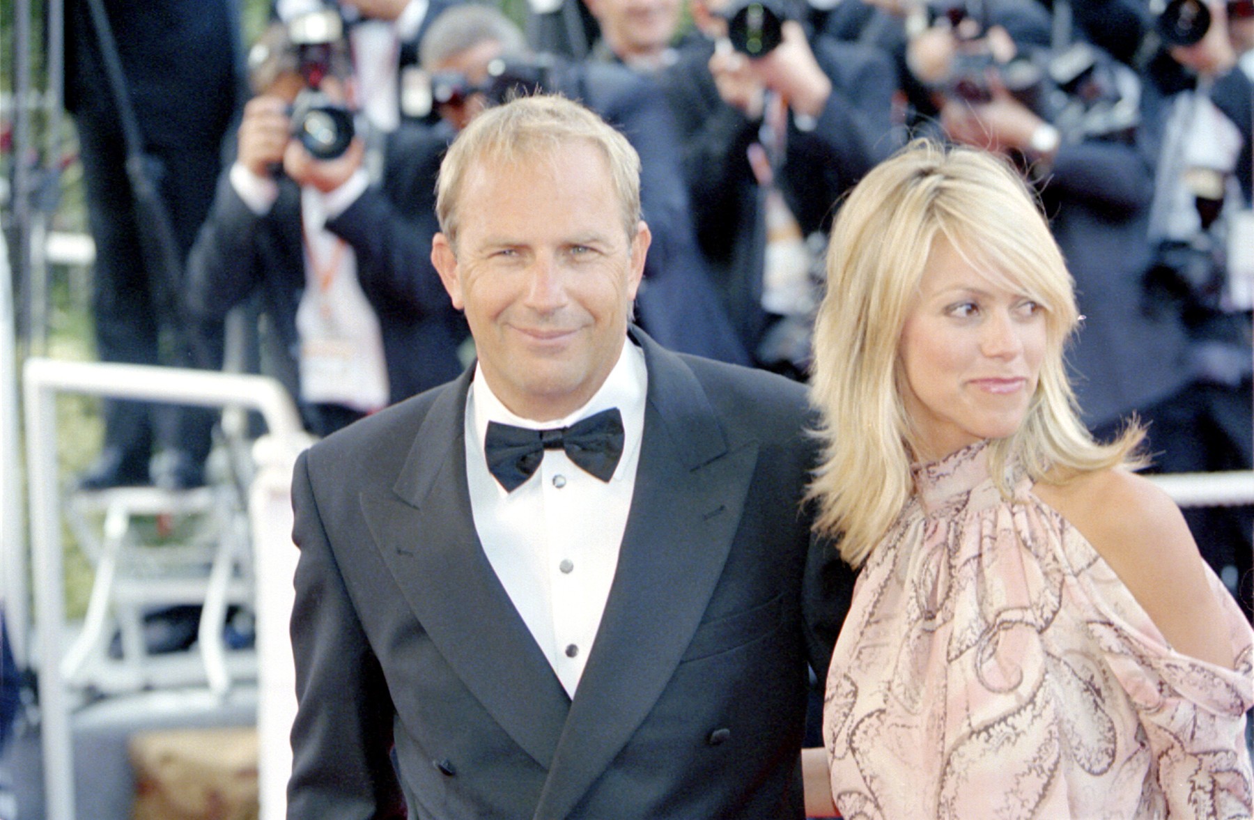 Fosta soție a lui Kevin Costner, Christine Baumgartner, s-a logodit! „Nimeni altcineva nu era pe plajă când Josh...” Fosta soție a lui Kevin Costner, Christine Baumgartner, s-a logodit! „Nimeni altcineva nu era pe plajă când Josh...”