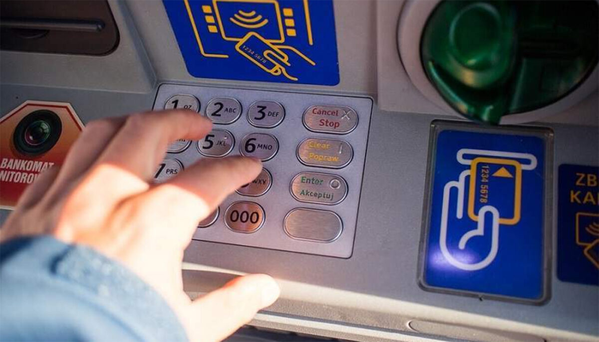 Tasta care trebuie apăsată atunci când scoți bani de la bancomat, pentru a nu rămâne fără contul gol