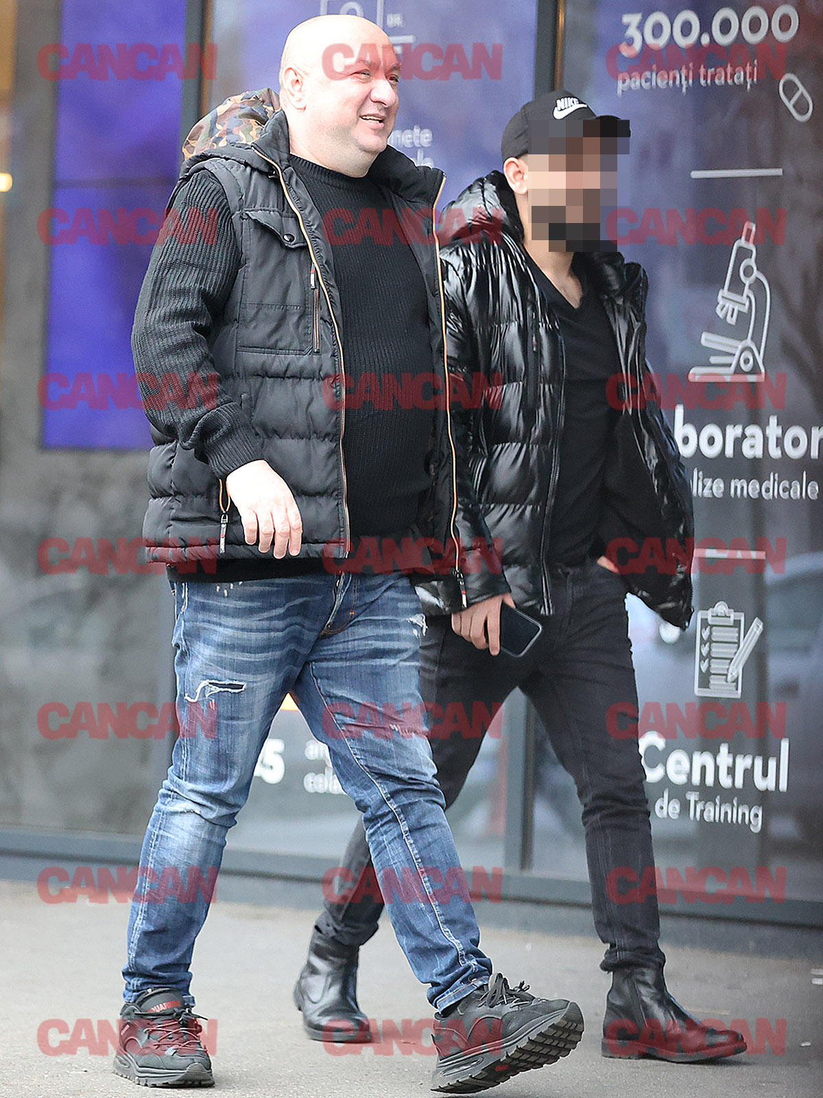 Leo de la Strehaia ajunge alături de un apropiat la spital