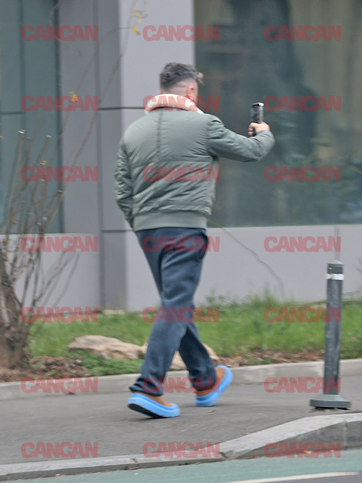 Mândru de noua freză, artistul și-a făcut câteva selfieuri