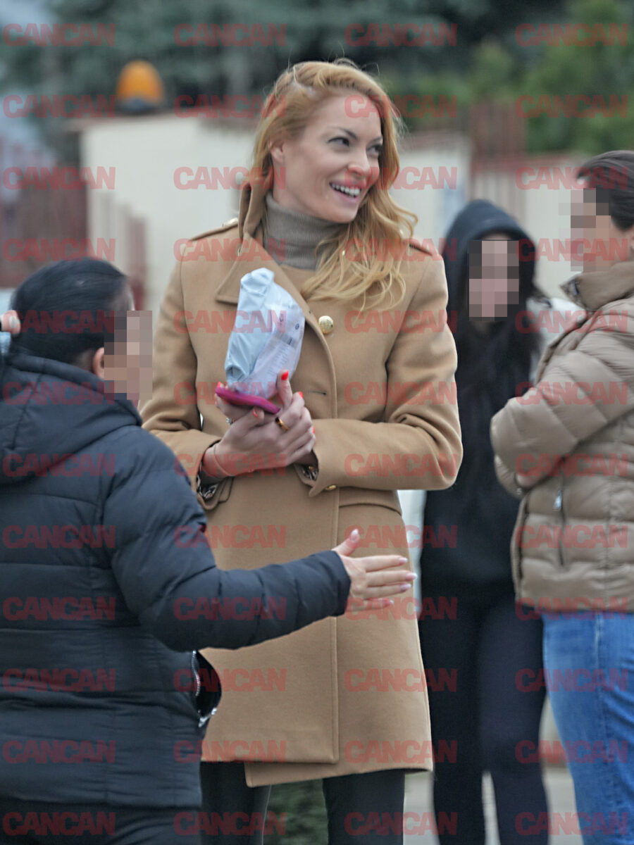 Vedeta a stat de vorbă cu bona familiei cât își aștepta fiul