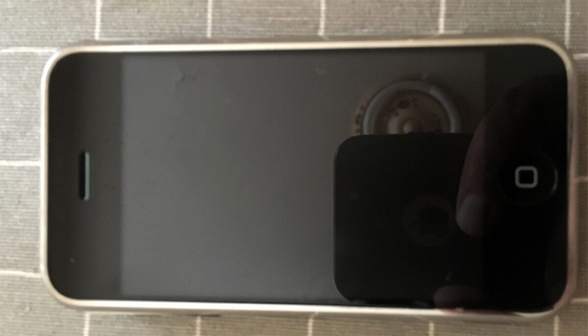 Ai acest telefon vechi acasă? Valorează cât 5 apartamente în București
