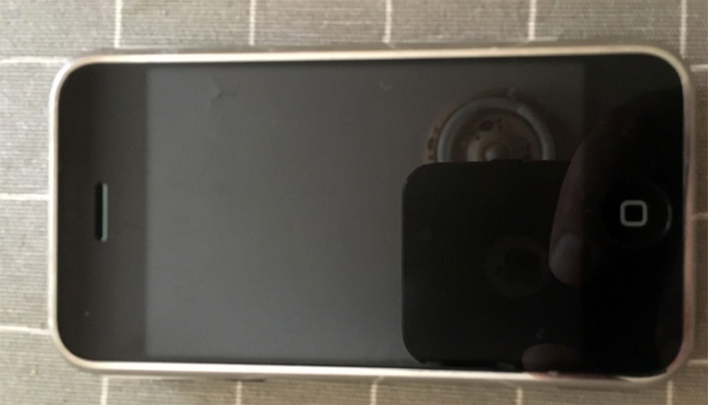 Ai acest telefon vechi acasă? Valorează cât 5 apartamente în București