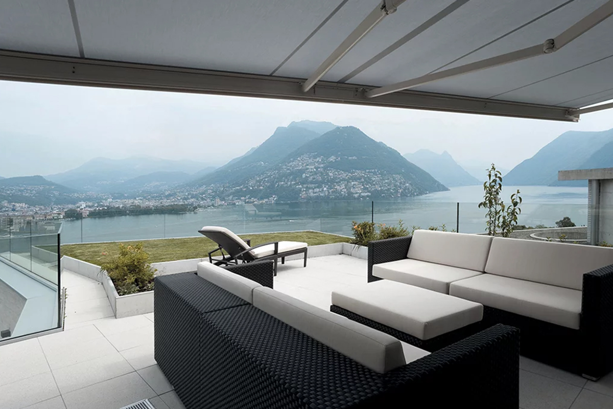 (P) De ce sunt copertinele retractabile esențiale pentru un balcon confortabil?