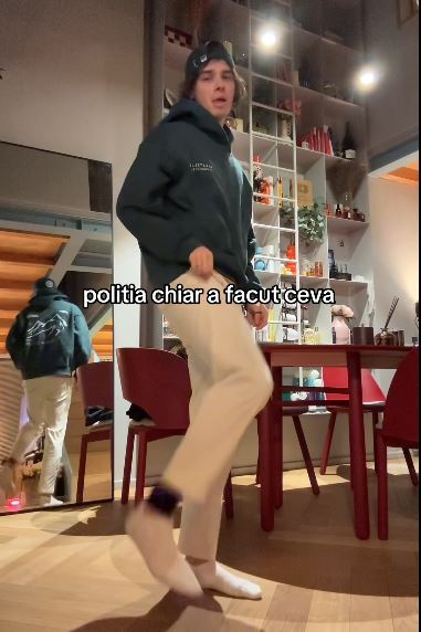 Rares Maris, în casă, cu brățara de picior