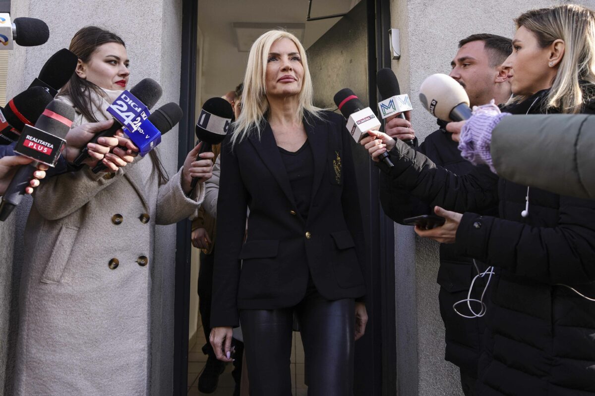 Laura Vicol, ELIBERATĂ! Cu ce a apărut în mână ‘șefa Nordis’, cum a pășit în libertate