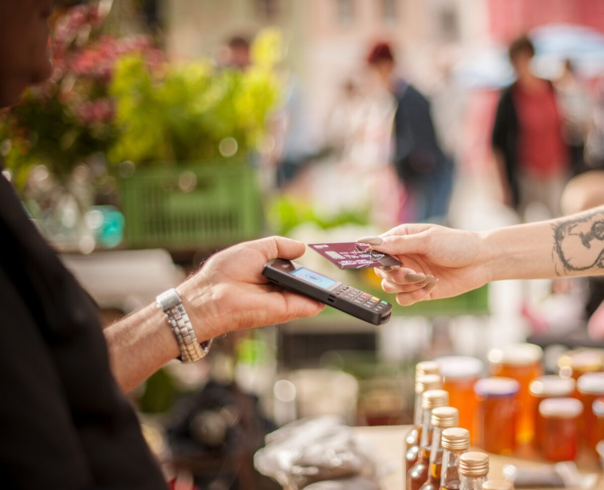 Cum influențează inteligența artificială procesarea plăților și detectarea fraudelor?
