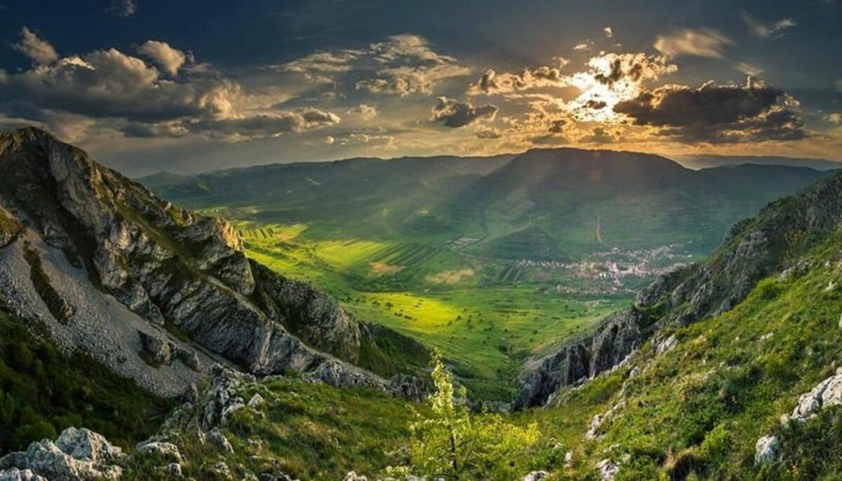 Satul în care soarele ‘răsare’ de două ori! Turiștii vin special în România să îl vadă