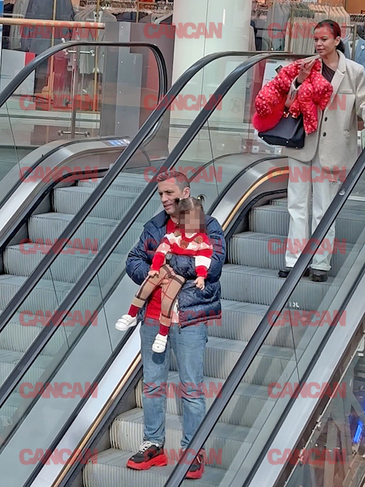 Flick este topit după Eva Maria pe care o cară în brațe non stop