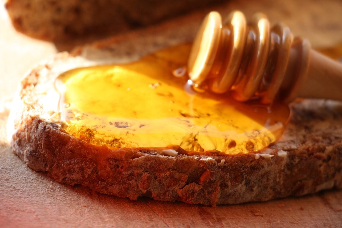 Mierea din România care este mai BUNĂ decât celebra Manuka. Unde o poți găsi