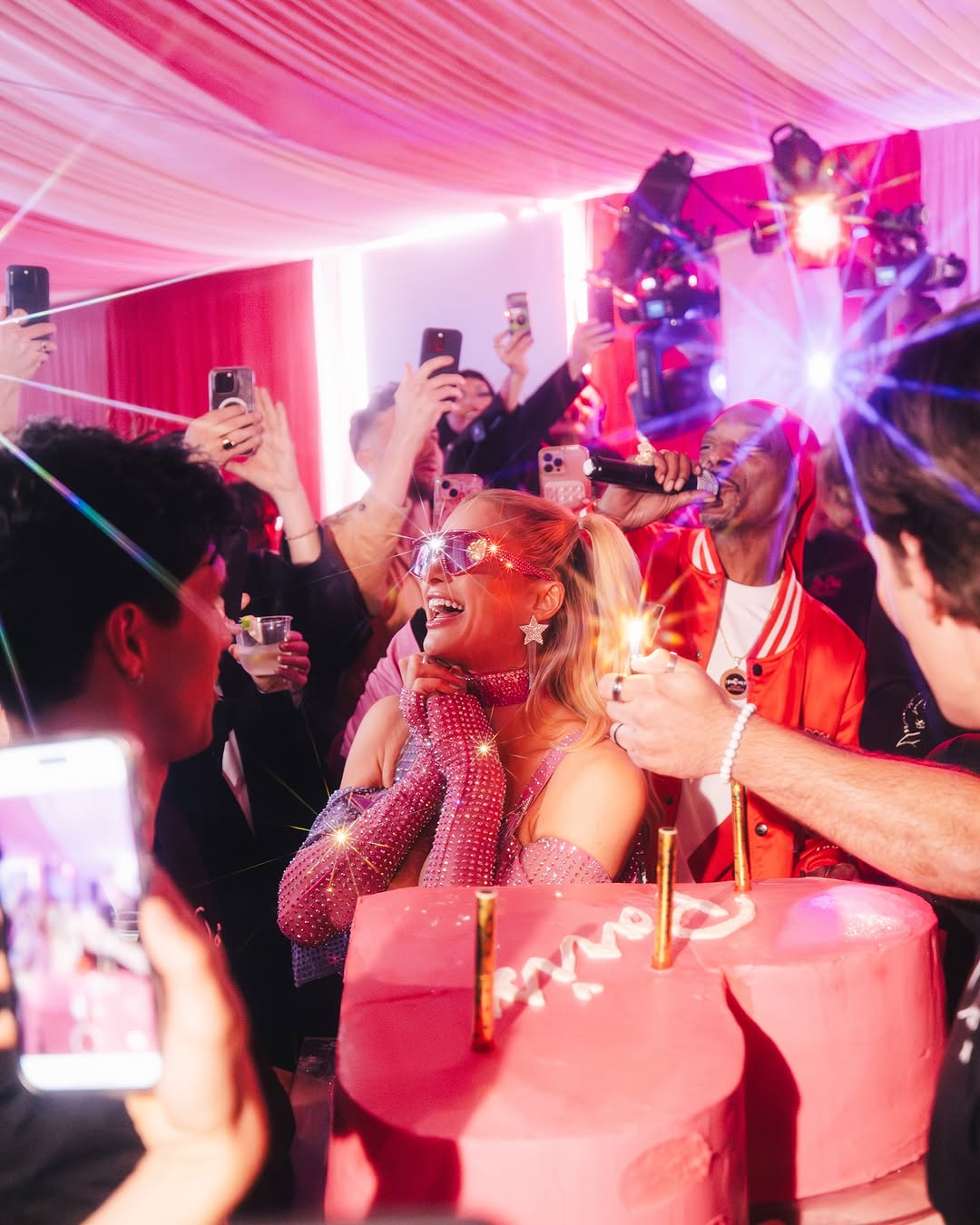 Paris Hilton, super party de ziua ei! A împlinit 44 de ani și arată BETON!