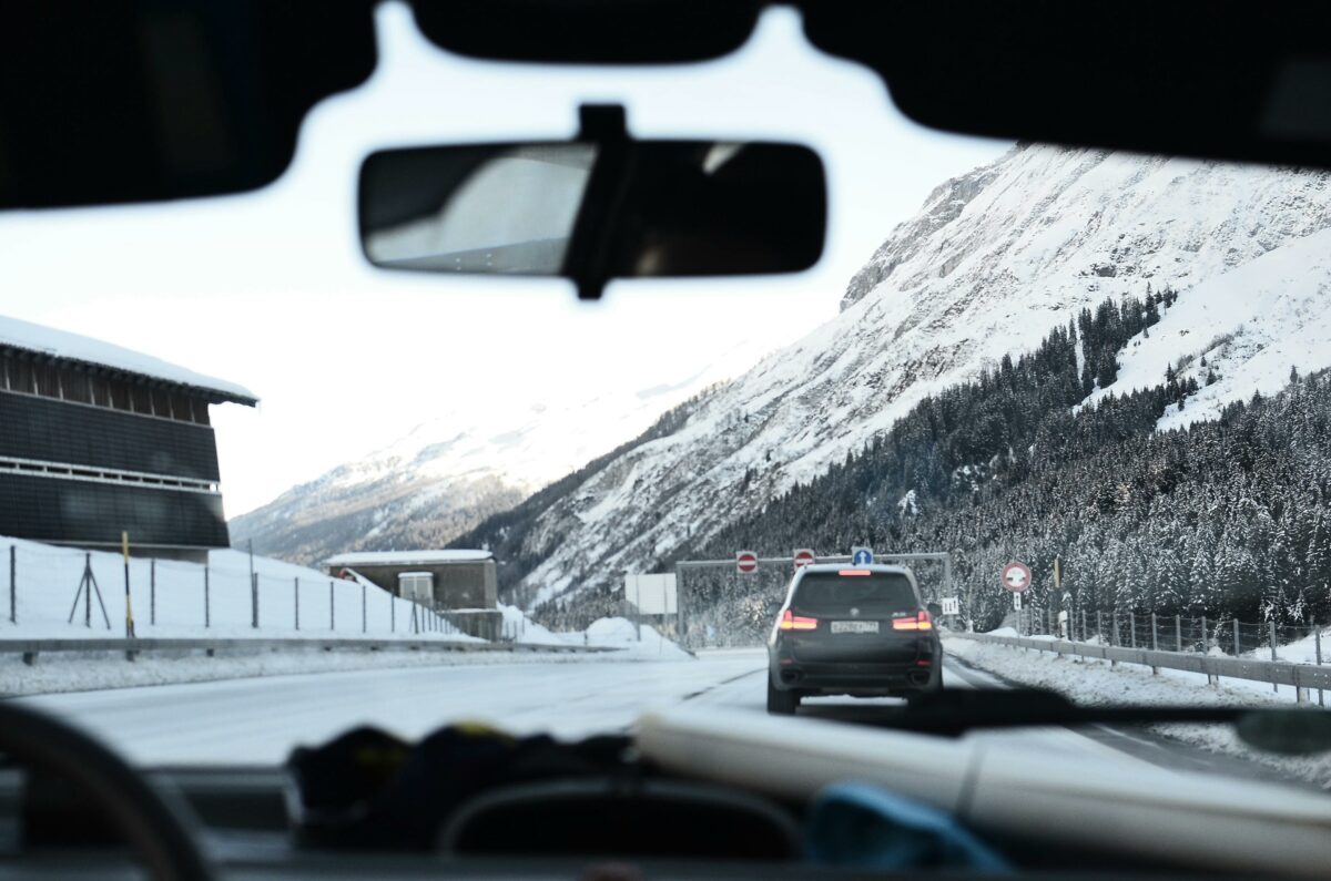 Ce amendă riscă șoferii care nu au mașinile echipate corespunzător. Cei care circulă fără cauciucuri de iarnă primesc sancțiuni considerabile