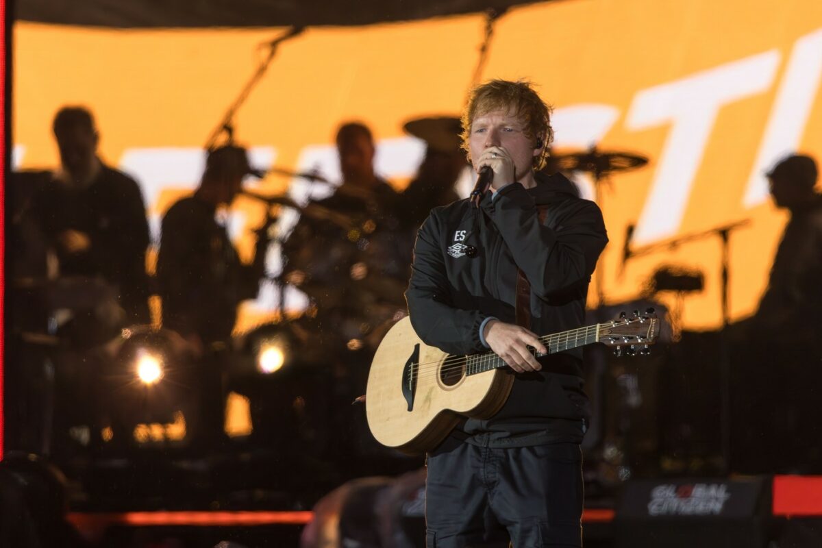 Ed Sheeran a fost oprit de poliția din India, după ce a început să cânte pe STRADĂ. Care este motivul