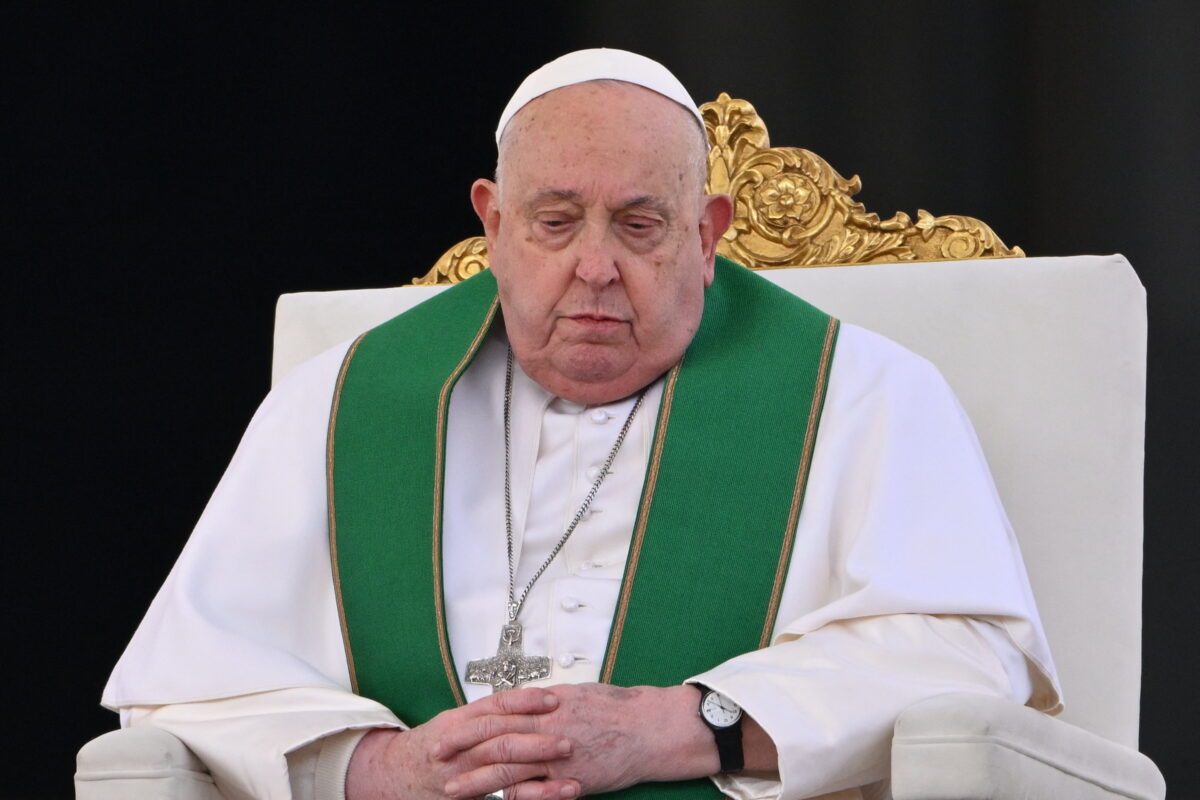 Papa Francisc a primit perfuzii după criza de ieri. Ultimele informații despre sănătatea Suveranului Pontif