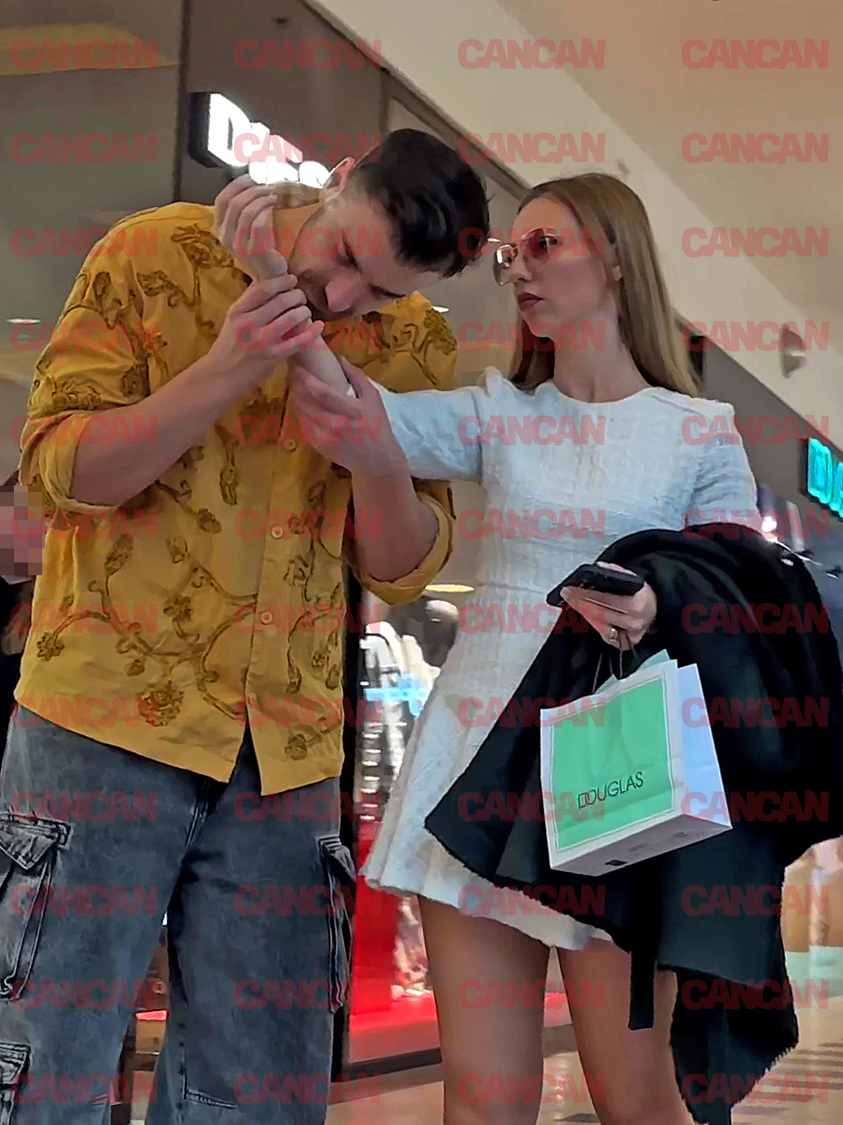 Generos, artistul i-a cumpărat un parfum partenerei lui, nu înainte de a-l analiza atent