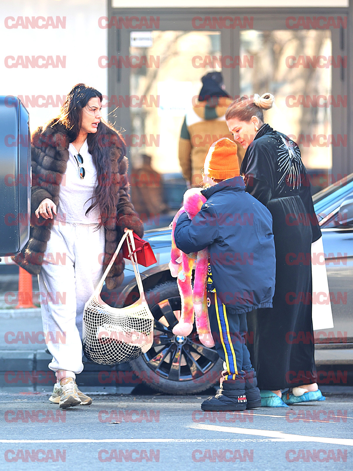 Roxana a pus toate cadourile și lucrurile fetiței în portbagajul mașinii