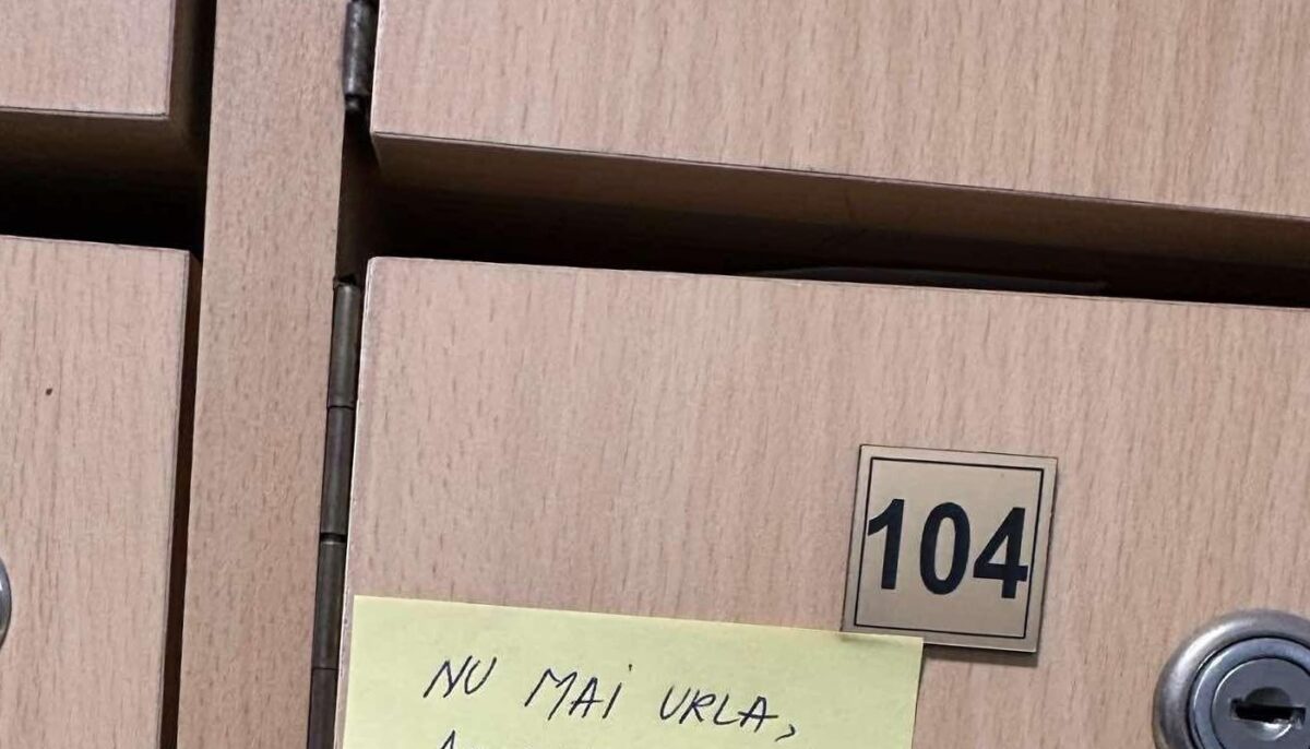 Exasperat de urletele nocturne ale vecinei, un bărbat din Cluj i-a lipit un bilețel pe căsuța poștală. Ce i-a scris