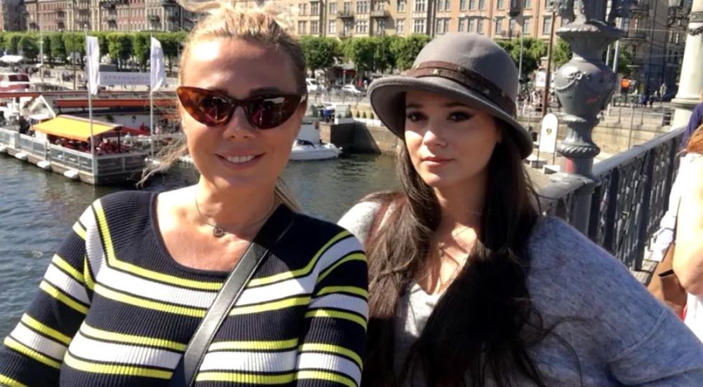 Julie, fiica Danei Săvuică, este talentată și frumoasă, dar nu a dorit să-i urmeze cariera mamei