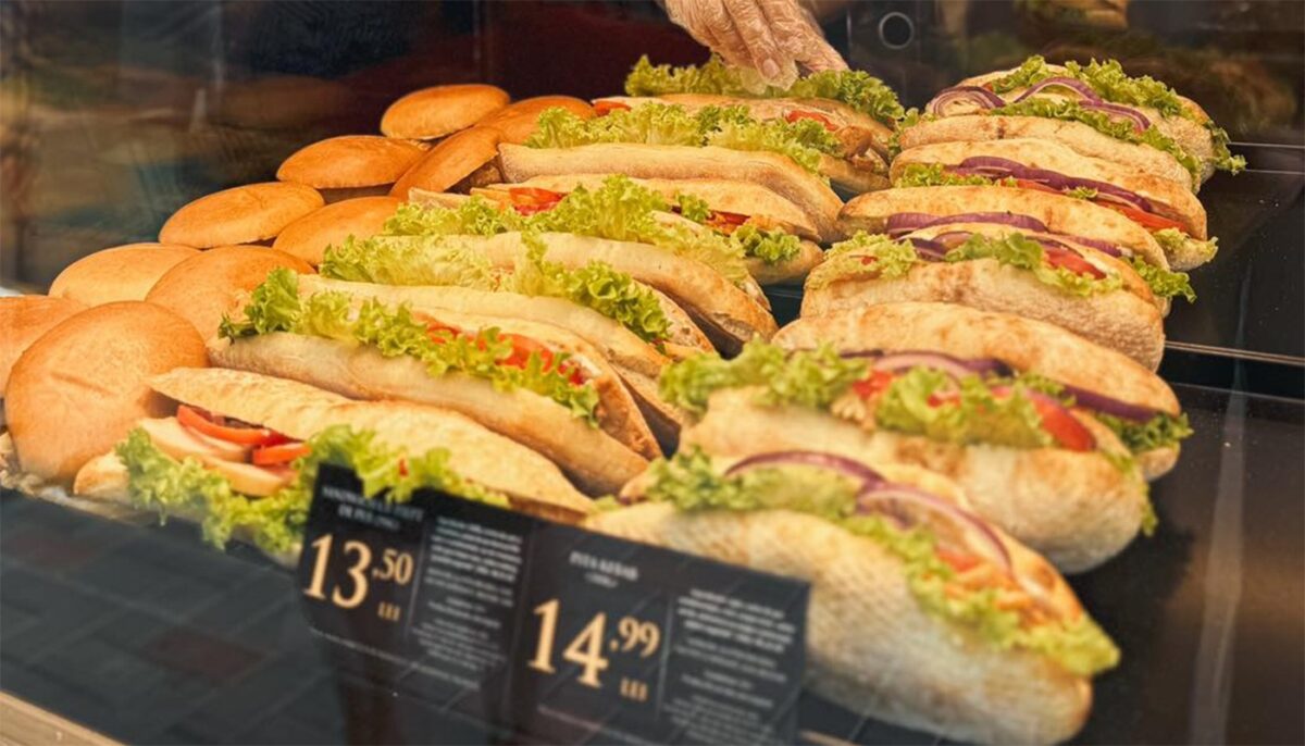 Ce a găsit o femeie din Iași într-un sandwich cumpărat de la simigeria Petru: „Suspendarea activității până la remediere”