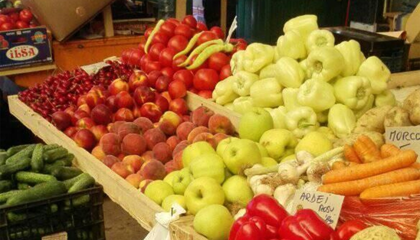 “Am ales 4 mere și le-am pus pe cântar. Vânzătorul îmi zice 5.5 lei”. Poveste impresionantă într-o piață din București