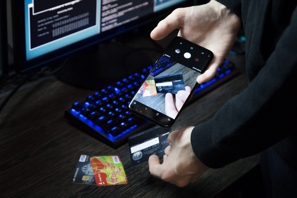 Avertismentul FBI pentru posesorii de telefoane Android și iPhone. „Ștergeți-le acum!”