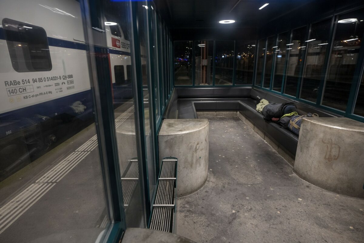 Deși câștigă 4.000 de franci elvețieni pe lună, un muncitor român la Zurich doarme pe stradă. Care e motivul