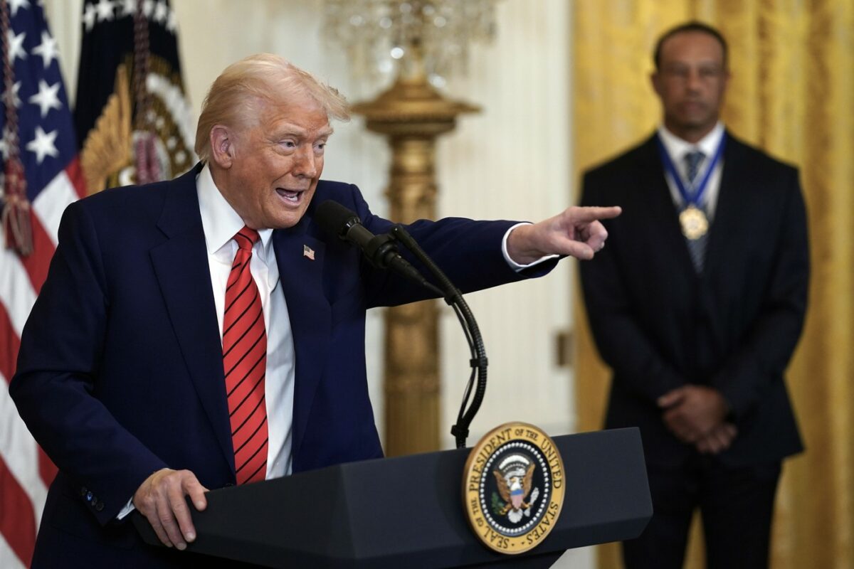 Donald Trump, lovit de un jurnalist cu microfonul! Cum a reacționat INSTANT președintele Americii? Video VIRAL