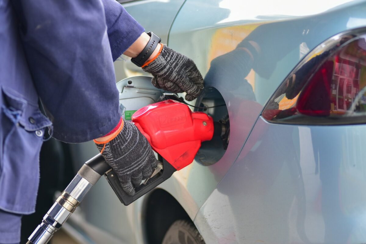 S-au ieftinit carburanții. Cât costă acum benzina și motorina la pompe