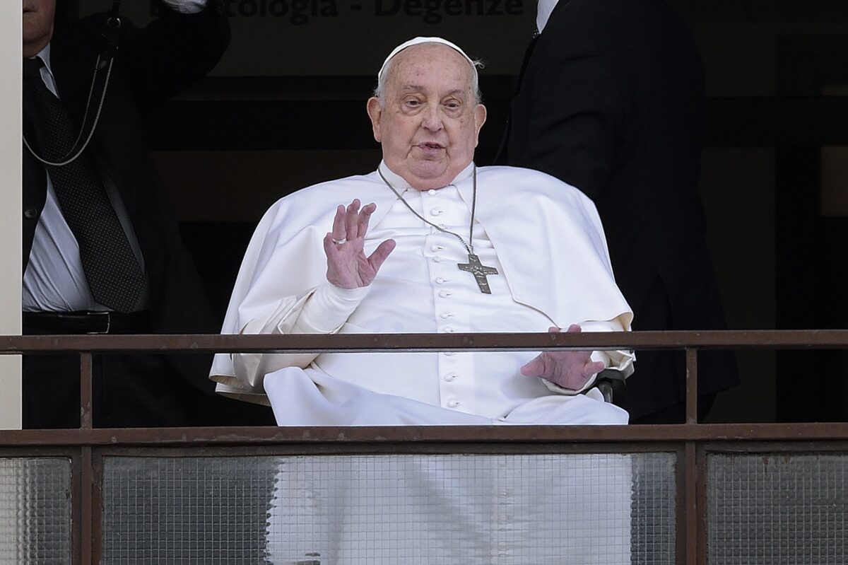 Cine este ”femeia cu flori galbene” care i-a atras atenția Papei Francisc, după ce a fost externat: ”M-a privit numai pe mine!”