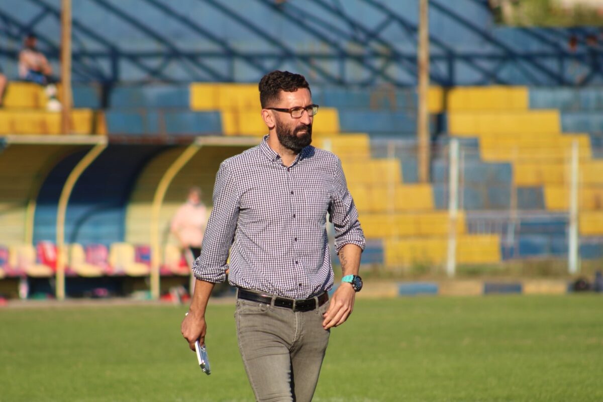 Gabriel Paraschiv și-a cumpărat un Logan și vrea să pornească o afacere/ sursa foto: Facebook