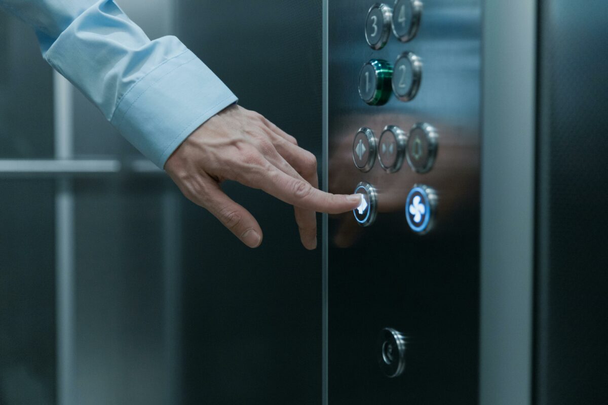 Vedeta din România, HĂRȚUITĂ în lift! „Fără ca eu să văd, timp în care m-a împins de umeri în…”