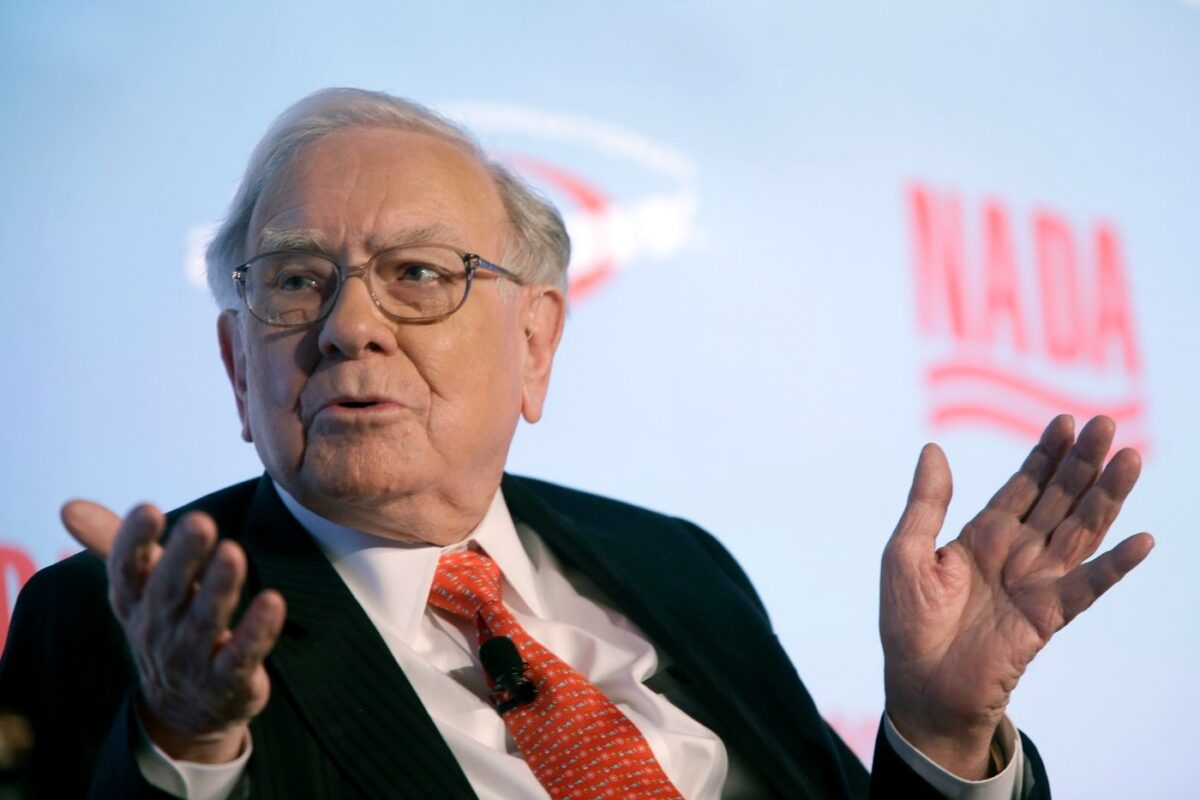 Warren Buffett a câștigat 13 miliarde de dolari, în timp ce alți miliardari pierd din cauza tarifelor impuse de Trump. Cum a reușit