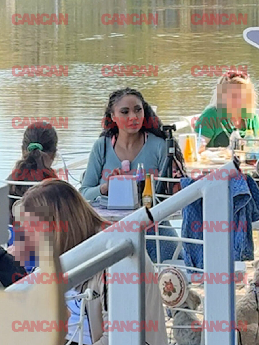 Laurette a luar prânzul alături de fetița ei la un restaurant pescăresc