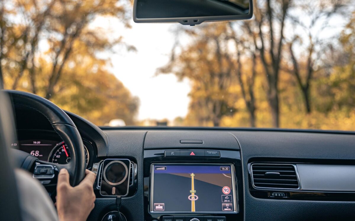 (P) Top 5 gadgeturi auto esențiale: Navigație GPS cu CarPlay și Android Auto, siguranță și confort la volan