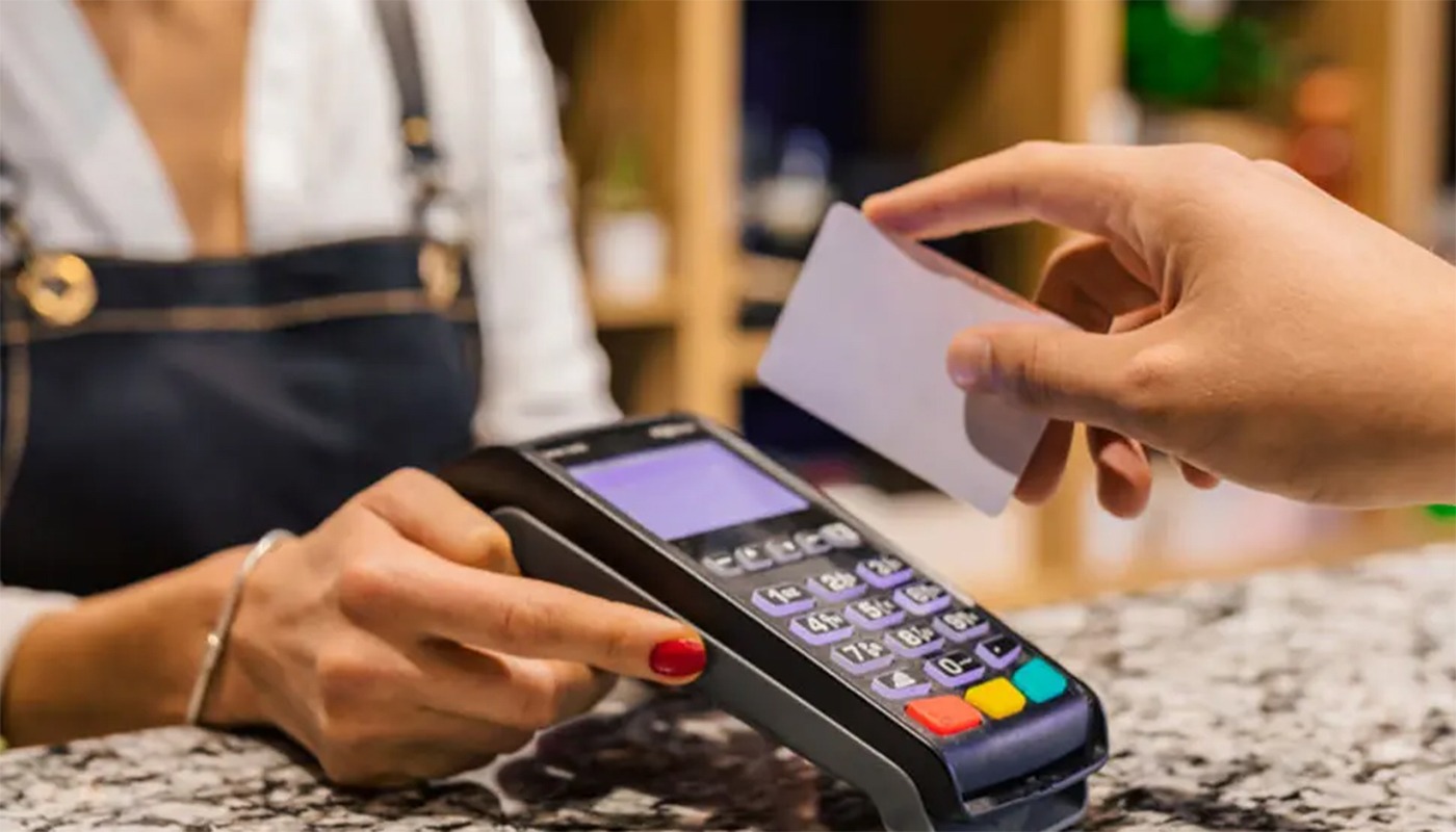 Adio, plată cu cardul și cu telefonul mobil. Care este noua metodă de a achita contactless