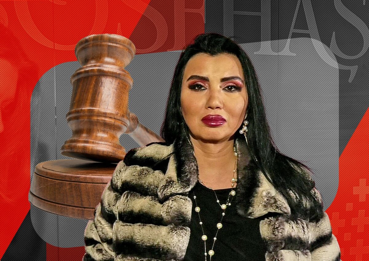 Protest în faţa Tribunalului! Adriana Bahmuţeanu vrea să îşi recupereze băieții şi s-a aliat cu fosta soţie a primului soţ în luptă! Nu se dă bătută!