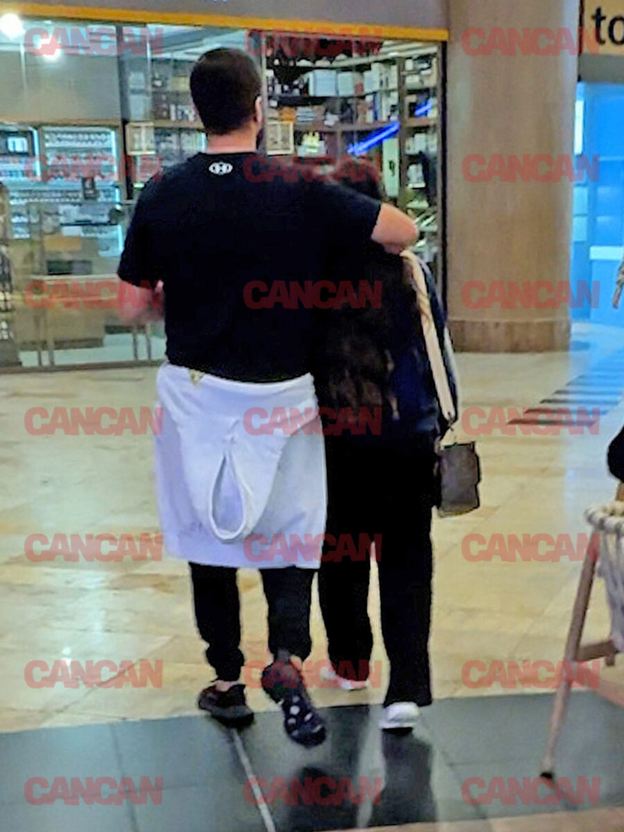 Motociclistul a luat-o de după gât pe iubita lui de care este foarte îndrăgostit