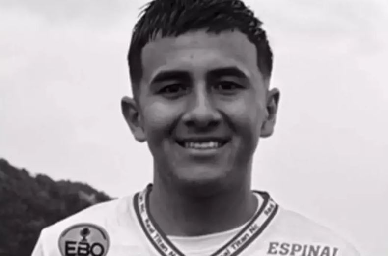 Doliu în lumea fotbalului! Un tânăr fotbalist s-a prăbușit pe teren, după ce s-a ciocnit cu portarul Doliu în lumea fotbalului! Un tânăr fotbalist s-a prăbușit pe teren, după ce s-a ciocnit cu portarul