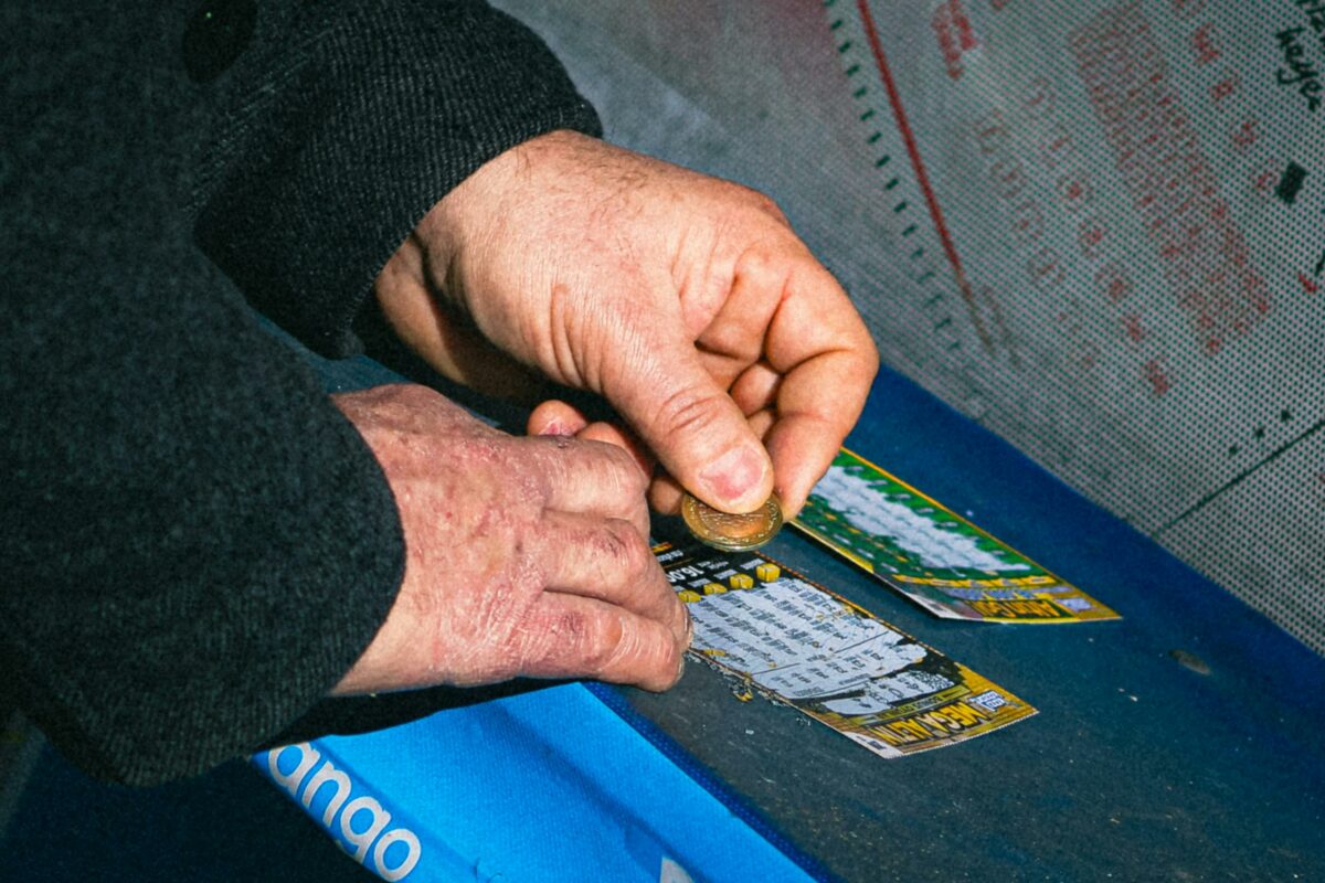 A dat norocul peste el! Un om al străzii a câștigat 1 milion de dolari la Loto. Ce vrea să facă cu banii