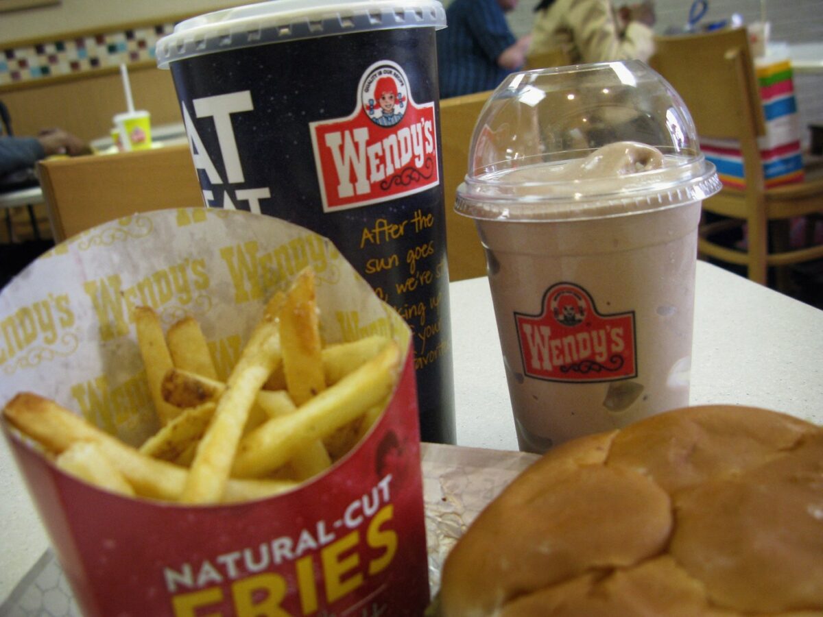 Cât va costa un Baconator Single sau un desert Famous Frosty la Wendy’s din România. Prețurile sunt accesibile