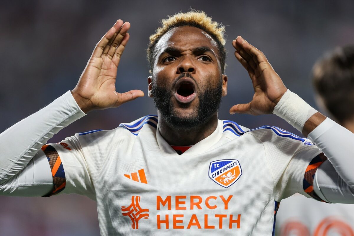 Imagine Stire Ultimele secunde ale fotbalistului Boupendza au fost filmate! Poliția a încheiat ancheta, dar ce se vede pe camerele de supraveghere este ciudat și fără răspuns! | 2review.ro