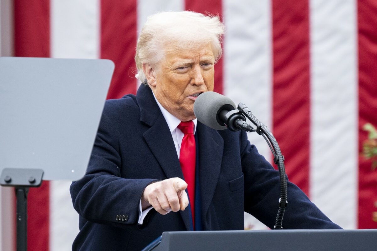 Președintele Donald Trump a anunțat taxe vamale de cel puțin 10% pentru toate țările. Ce prezic economiștii că va urma