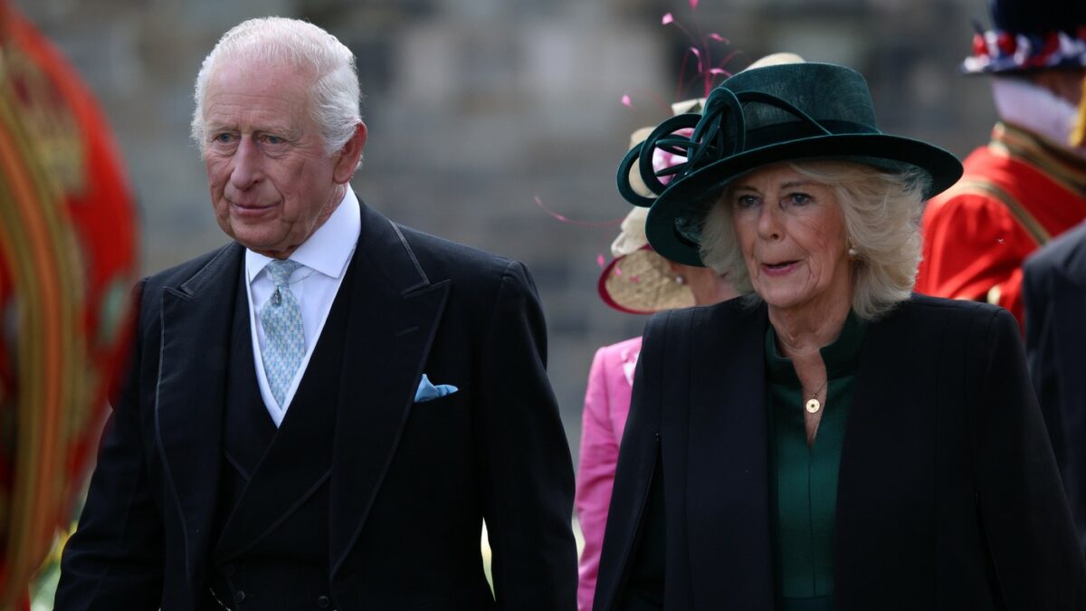 Imagine Stire Regele Charles și Regina Camilla, huiduiți în public! Ce umilință au trăit înainte de slujba regală de Joia Mare | 2review.ro