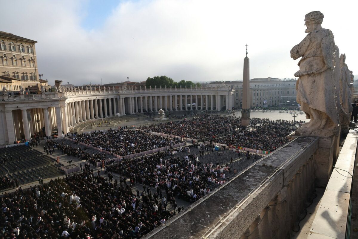 Ce a apărut pe cer înainte de înmormântarea Papei Francisc. Toți cei prezenți și-au îndreptat privirile uimite în sus
