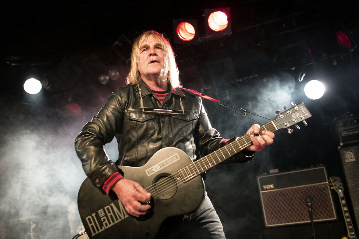 Solistul unei celebre formații rock a murit la doar 66 de ani