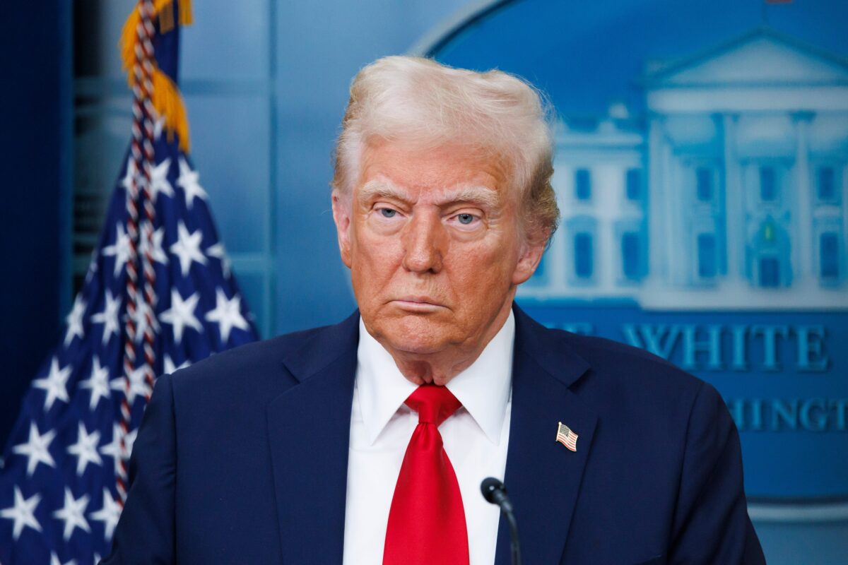 Donald Trump dă o nouă LOVITURĂ Chinei. Președintele american a anunțat că taxele pentru produsele chinezești cresc la 104%!
