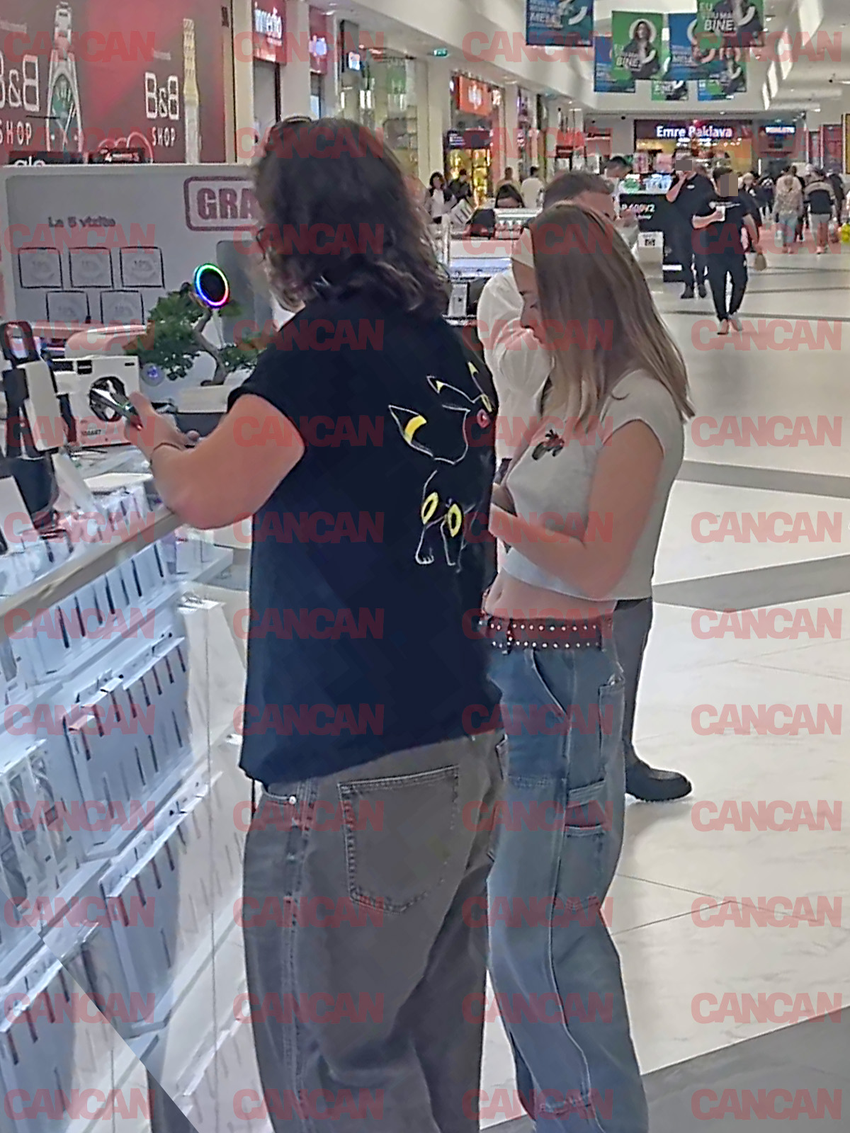 Oana Matache și Radu Siffredi s-au oprit la o insulă din mall pentru ca vedeta să-și schimbe folia de pe telefon