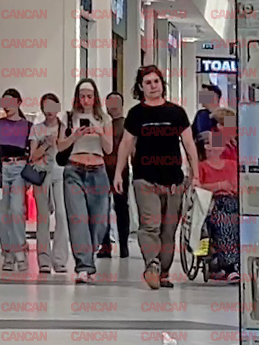 Oana și-a testat folia în timp ce iubitul ei se grăbea să plece din mall